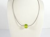 collier en argent orné d'une perle de verre verte montée sur un fil d'argent