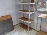 une pièce équipée d'une étagère et d'une fenêtre