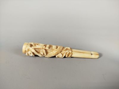 un gros plan d'un petit objet sculpté posé sur une table