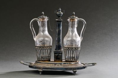 un plateau en argent sur lequel sont posés deux vases en argent