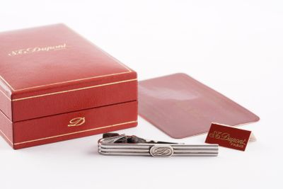 une boîte rouge contenant une pince à cravate et un stylo