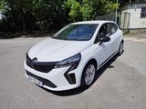 la voiture blanche est garée sur le côté de la route