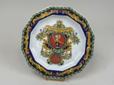 une image représentant une assiette décorative ornée d'un blason