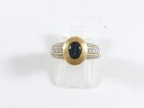Gros plan sur une bague ornée d'une pierre noire