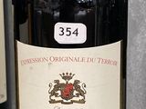 deux bouteilles de vin posées sur une table