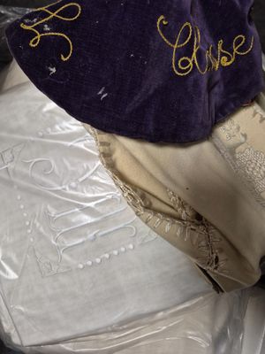 un chapeau violet posé sur une pile d'oreillers blancs