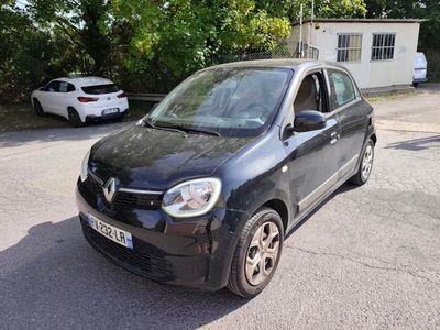 la photo d'une petite voiture noire garée dans un parking