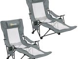 deux chaises de jardin pliantes avec une table d'appoint et un porte-gobelet