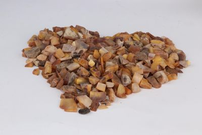 un cœur formé de pierres sur une surface blanche