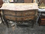 une commode surmontée d'un plateau en marbre
