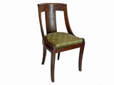 une chaise en bois avec une assise rembourrée verte