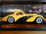une maquette de voiture jaune et noire exposée