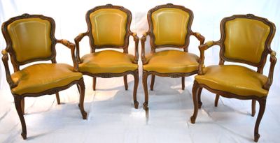 Suite de quatre fauteuils cabriolets en bois mouluré et scul…