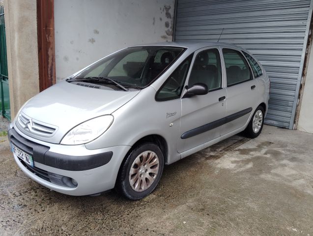 Véhicule particulier CITROEN XSARA PICASSO immatriculée BF-322-RZ...