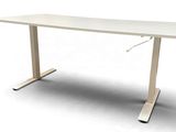 une photo d'un bureau d'ordinateur avec un plateau blanc et des pieds en bois