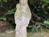une statue de femme tenant un bébé dans ses bras