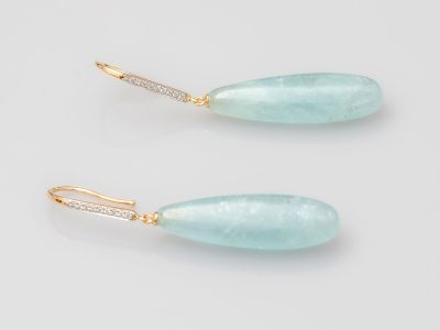 une paire de boucles d'oreilles en quartz aqua et diamants