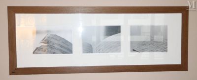 un tableau accroché au mur d'une chambre d'hôtel