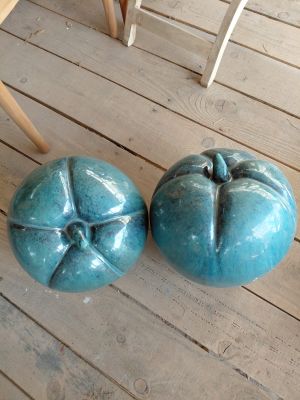 deux citrouilles bleues posées sur un plancher en bois