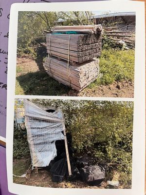 deux photos d'un tas de bois dans un livre