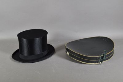 deux chapeaux posés l'un à côté de l'autre sur une table
