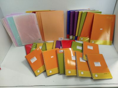 de nombreux types de cahiers différents posés sur la table