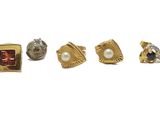 trois paires de boucles d'oreilles en or et en argent ornées d'un motif représentant un poisson