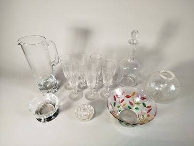 un grand nombre d'objets en verre posés sur une table