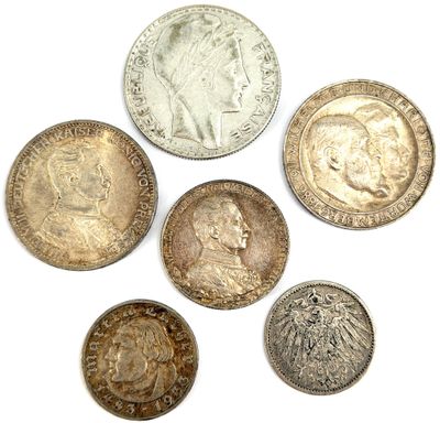 six types de pièces différents sont présentés sur une surface blanche