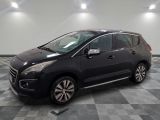 une voiture noire est garée dans une pièce au sol en damier