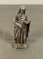 statue en argent représentant une femme tenant un bébé dans ses bras