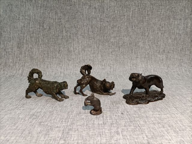 Quatre sujets en bronze XIXe : « chien aboyant » (Long : 10,5), «