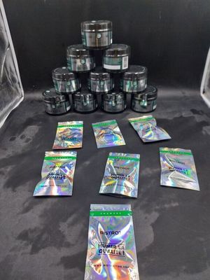 une pile de cartes à collectionner pokemon posée sur une table