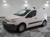 la camionnette blanche est garée sur le sol en damier d'une pièce