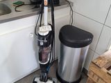 un aspirateur posé par terre dans la cuisine