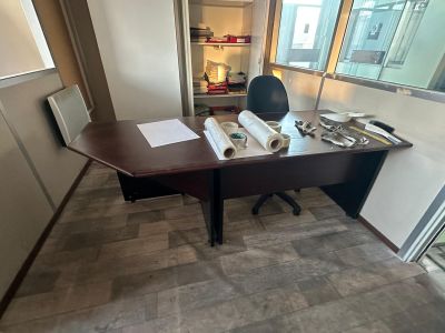 une photo d'un bureau recouvert de nombreux papiers
