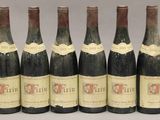 six bouteilles de vin sont alignées dans une rangée