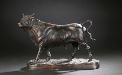 statue en bronze représentant un taureau, posée sur un socle en bois, sur fond noir
