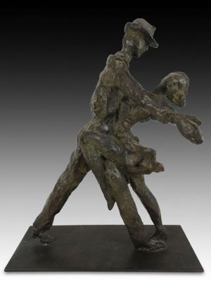 sculpture en bronze représentant un homme et une femme en train de danser, posée sur un socle noir