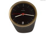 une horloge noire et dorée avec une trotteuse rouge