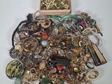 une pile de bijoux assortis sur une surface blanche