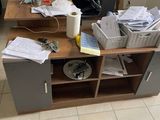 un bureau avec une chaise et un ordinateur dessus