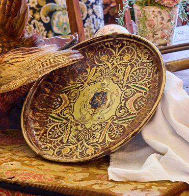 une assiette ornée d'un motif décoratif, posée sur une table