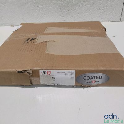 une boîte en carton posée sur une table