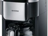 La cafetière est équipée d'une horloge numérique sur le côté.
