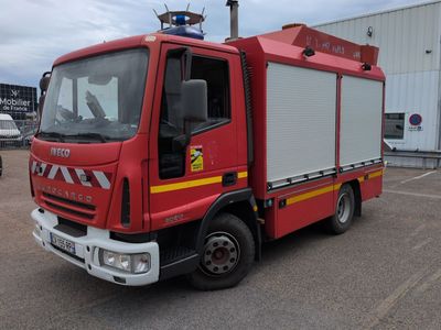 un camion de pompiers rouge garé sur un parking