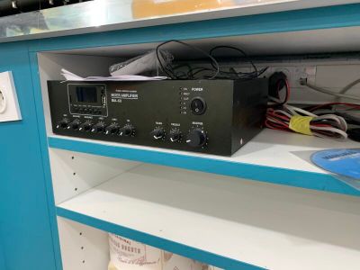 une radio posée sur une étagère dans une pièce