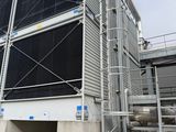 un grand bâtiment auquel mènent de nombreux escaliers