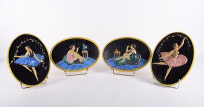 un service de quatre assiettes en porcelaine ornées de danseuses de ballet