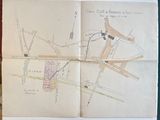 une vieille carte d'une ville, posée sur un morceau de papier, sur une table